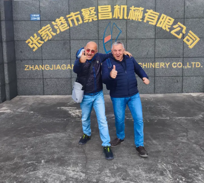 Nel 2025, la società italiana LAMPLAST SRL ha acquistato dalla nostra azienda due unità di miscelazione caldo e freddo completamente automatiche SRLW-1300/5000.